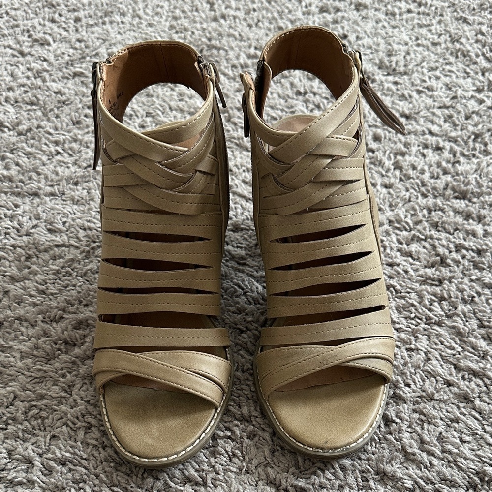 Women's Strappy Tan Sandals Universal Thread